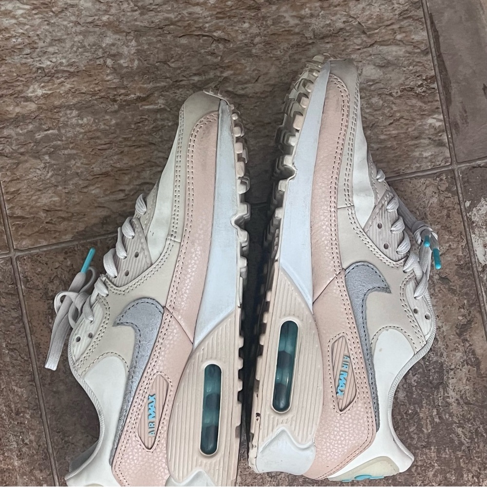 Woman’s air max 90 phantom/metallics size 8